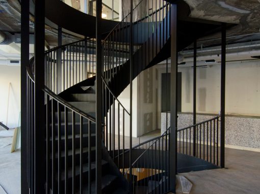 Escalera metálica en Paseo de la Castellana